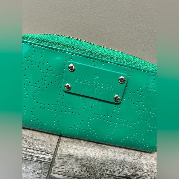 Kelly Green patent leather Kate Spade Jazzy Metro perforated wristlet wallet - Picture 2 of 5